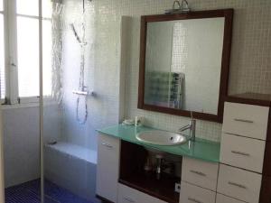 Maisons de vacances Maison F3 avec parking, clim et wifi - 4 pers - FR-1-703-18 : photos des chambres