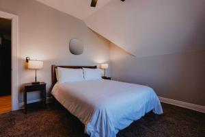 Modern 1BR-1BA Walk to SSM SLU Hospital Grand