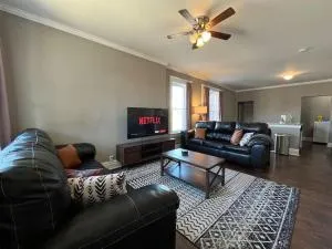 Cozy 2BR-1BA Backyard & King Bed - Lemay