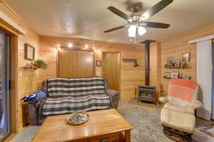 Near Hiking and Golfing Munds Park Cabin with Deck!