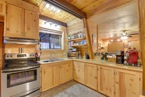 Near Hiking and Golfing Munds Park Cabin with Deck!