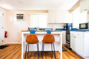 Sun-Drenched 1BR Apt - 5min walk to Beach