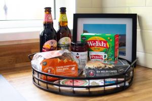 Steel Town Lodge - Comfy Home in Port Talbot with Hot Tub & Dart Board