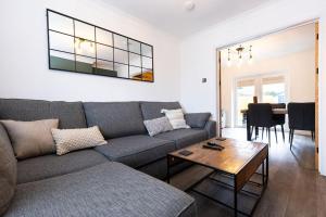 Steel Town Lodge - Comfy Home in Port Talbot with Hot Tub & Dart Board