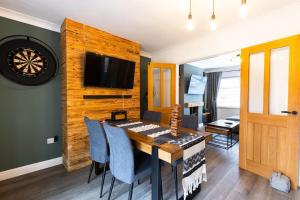 Steel Town Lodge - Comfy Home in Port Talbot with Hot Tub & Dart Board