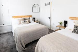 Steel Town Lodge - Comfy Home in Port Talbot with Hot Tub & Dart Board