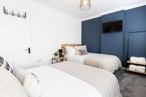 Steel Town Lodge - Comfy Home in Port Talbot with Hot Tub & Dart Board