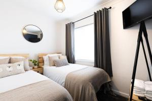 Steel Town Lodge - Comfy Home in Port Talbot with Hot Tub & Dart Board