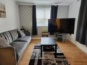 Spacious Ground floor 2 bedroom 2 Bathroom Flat in Hatfield near Hertfordshire University Private Car Park Sleeps 5-6 - Hatfield