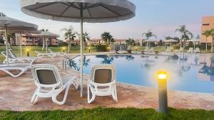 mini-villa situee dans une residence Prestigia à Marrakech, avec une vue sur la piscine et le golf une securite 24h sur 24 et une proximite ideale de l aeroport 5 minutes C est une offre parfaite pour des vacances