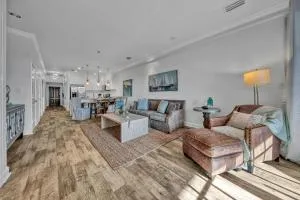 Newly renovated overlooking the Seacrest Village Pool and Beach access - روزماري بيتش