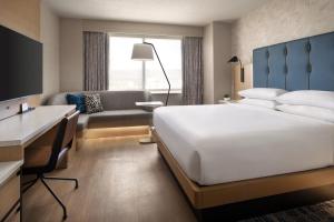 M Club Guest room, 1 King Bed room in San Jose Marriott