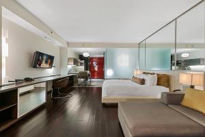 Palms Place Hotel StripView with Open Balcony -23