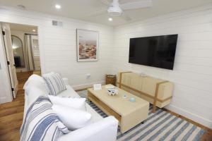 Tradewinds Cottage Completely Renovated Easy Beach & Pool Access