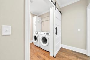 Cypress Breeze, Amazing Community Pool! - Private outdoor shower