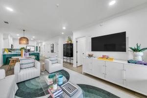 Newly Renovated Professionally Decorated Gulf Views! Pool & Beach Access