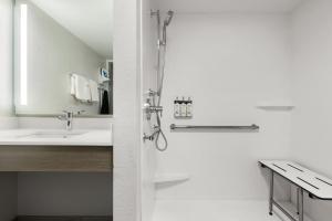 King Room Hearing Accessible with Roll-In Shower room in Holiday Inn Express Savannah Airport