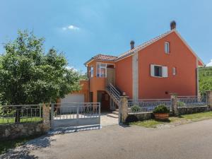 Family-friendly apartments with swimming pool Vojnic Sinjski, Zagora - 22835