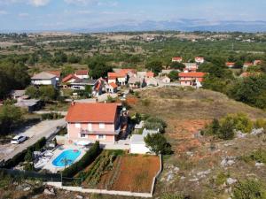 Family-friendly apartments with swimming pool Vojnic Sinjski, Zagora - 22835