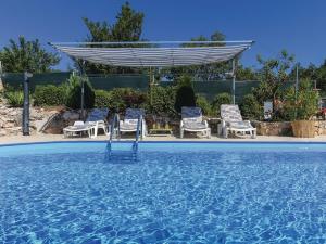 Family-friendly apartments with swimming pool Vojnic Sinjski, Zagora - 22835