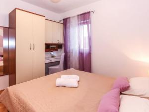 Family-friendly apartments with swimming pool Vojnic Sinjski, Zagora - 22835