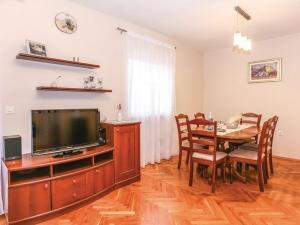 Family-friendly apartments with swimming pool Vojnic Sinjski, Zagora - 22835