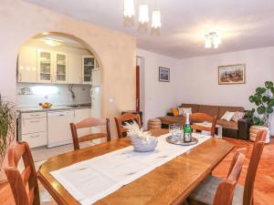Family-friendly apartments with swimming pool Vojnic Sinjski, Zagora - 22835