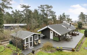 2 Bedroom Stunning Home In Havndal