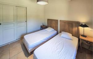 Maisons de vacances 2 Bedroom Amazing Home In Saint-laurent-de-la-ca : photos des chambres