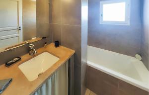 Maisons de vacances 2 Bedroom Amazing Home In Saint-laurent-de-la-ca : photos des chambres