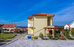 2 Bedroom Lovely Apartment In Barbat