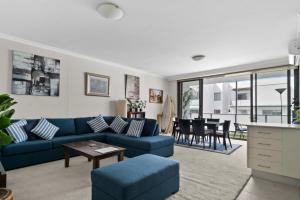 Newtown Outlook - Vibrant Parkside Retreat near CBD