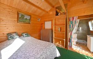 Maisons de vacances Lovely Home In La Vernarde With Kitchenette : photos des chambres
