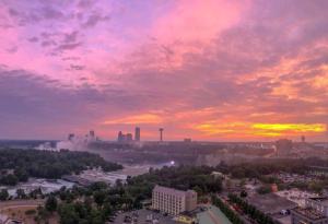 Walk to Niagara Falls! Newly Renovated 4 Bedrooms