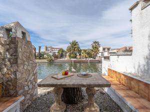 Acogedor chalet de 2 dormitorios con amarre de 12,5m, terraza y jardín en Empuriabrava - HISP-288-62