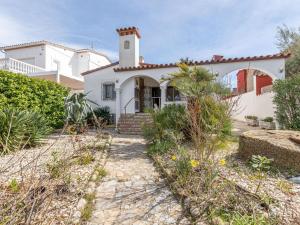 Acogedor chalet de 2 dormitorios con amarre de 12,5m, terraza y jardín en Empuriabrava - HISP-288-62