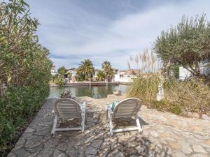 Acogedor chalet de 2 dormitorios con amarre de 12,5m, terraza y jardín en Empuriabrava - HISP-288-62