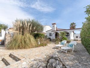 Acogedor chalet de 2 dormitorios con amarre de 12,5m, terraza y jardín en Empuriabrava - HISP-288-62