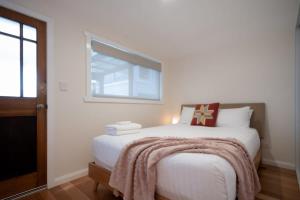 Modern Self Contained Unit Views Parking and WiFi