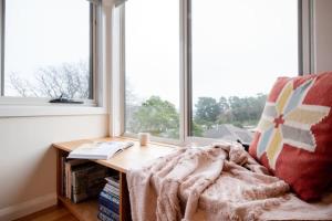 Modern Self Contained Unit Views Parking and WiFi