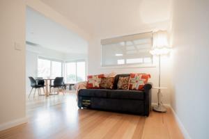 Modern Self Contained Unit Views Parking and WiFi