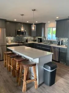 Updated Spacious Home & Hot Tub - Chester