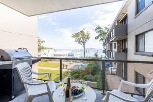 The Poplars, 8-36 Magnus St - fantastic water views, pool and WiFi