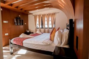 Lakefront Home Hotel