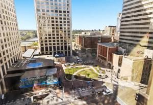 2 Full Beds, Rogers Place Downtown Central, Memorable 1 Bedroom Condo