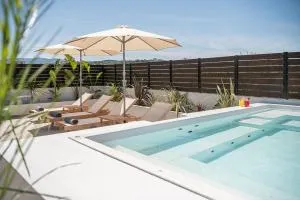 Sol Luxury Apartment - close to the beach with a private mini pool - Ptinotrofíon