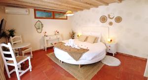 Maisons d'hotes Studio romantique jacuzzi ou spa balneo privatif et jardin Au temps des cerises La Ciotat : photos des chambres