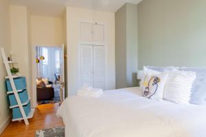 Classy 1-BR Flat Nestled Between Dupont & Logan