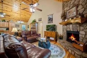 Dragons Den Cabin - Coosawatte Resort with Amenities - 道尔顿