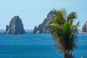 Views to El Arco, Famous Cabo San Lucas bay rock formation